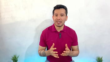 Piloto Dotado Musculoso Y Joven Aeromozo Le Hacen Un Dos Romano A Un Pasajero Maduro Culon A Pelo!