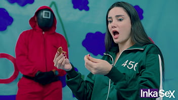 Squid Game - Victoria Carmargo Brasilera Rompe La Galleta En El Juego Del Calamar Y Es Follada Por Su Carnoso Y Rosado Coño.