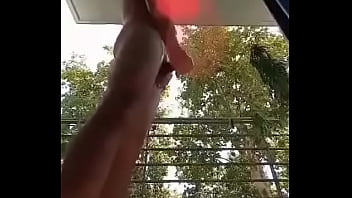 Me Masturbo Desnudo En Mi Balcón