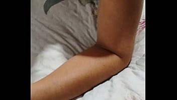 Gostosa De Camisola No Quarto