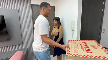 Le Pago Con Una Rica Follada Al Repartidor De Pizza Para Me De A Pizza Gratis Con Una Buna Follada Hasta Sacarle Toda La Rica Leche.