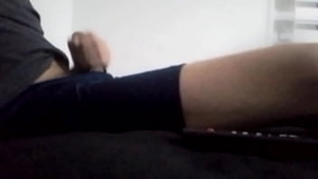 Macho Batendo De Leve Na Cama Do Hotel