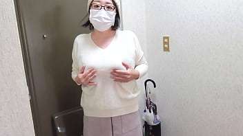 Perverted Housewife Masturbating In The Entrance：the Full Video Is_