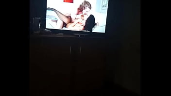 Una Buena Deslechada Mientras Miramos Porno Con Mi Sirvienta Hasta Que Me Saca Semen