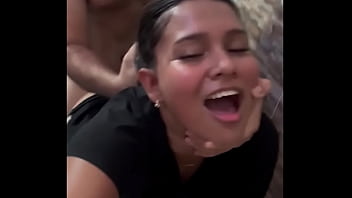 Encuentro A La Sirvienta India Sola En Casa Y Le Pido Que Me Saque Toda La Lche Con Su Boca