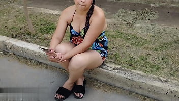 Madrastra Ayuda A Correrse A Su Hijastro En La Cama Compartida Con Trabajo Manual Y Coño Afeitado.