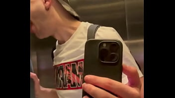 Mamadota En El Ascensor