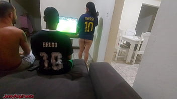 Tive Que Fazer Sexo Com Amigo Do Meu Marido Por Causa De Uma Aposta, Mas Fiquei Com Tesão E Acabei Fazendo Dp Com Os Dois