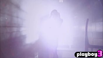 Gorgeous Brunette Babe With Big Tits Amanda Cerny Shows Sexy Curvy Body