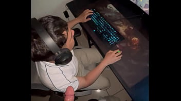 Le Chupo El Pene A Mi Amigo Bisexual Y Me Folla Mientras Juego League Of Legends( Terminamos En La Cama / Porno Gay Peruano)