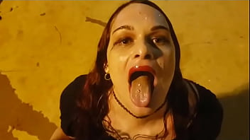 Ariela Putinha Tomando Banho De Mijo Na Praça