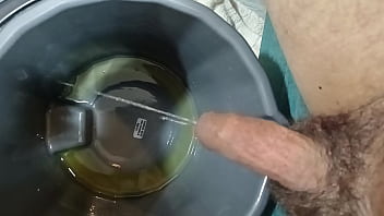 Polla Peluda Meando En Balde