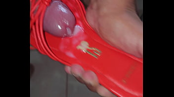 Gozando Na Rasteirinha Da Esposa.