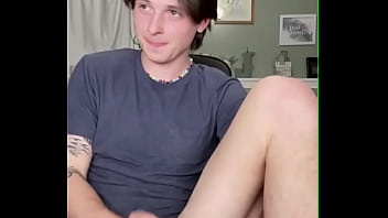 Chico Parecido A Peso Pluma Masturbándose