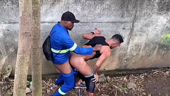 Trabalhador Fudendo No Mato Com O Twink