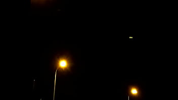 Cruzando La Calle Desnudo Y Casi Atrapado Por Una Moto, Un Coche Y Un Camión