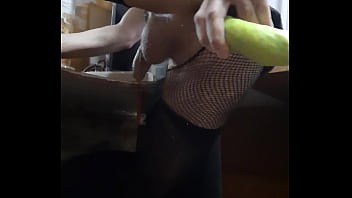 Cисси-кроссдрессера в чулках и на каблуках