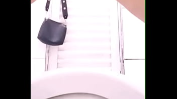 Esposa Meando En El Baño Del Bar