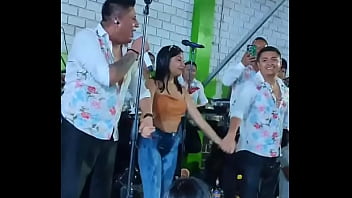 Chica Enseña Las Tetas.