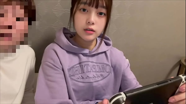 ゲームに夢中の彼女のジーンズをお尻まで半分脱がせて立ちバックでイかせてあげました。【同棲カップルのSEX】