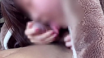 義息子の布団に忍び込むエロ人妻亀頭責めしながら濃厚手コキで朝から精子を搾り取る　美魔女　M男　熟女　フェラ　寝取られ　NTR　デカチン　淫乱　美人　かわいい　投稿　個人撮影　素人　日本人　えむゆみ