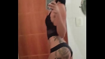 Preto Ou Vermelho? Escolhendo Roupinha Esperando Cliente