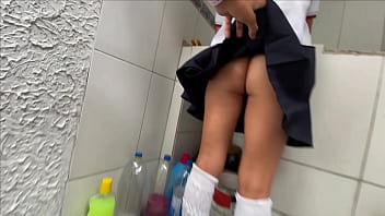 Encuentro A Mi Hijastra Lavando Sus Calzoncitos Y No Puedo Evitar Clavar Mi Verga En Su Estrecho Co_o Hasta Cubrirla De Semen