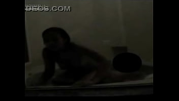 Gimiendo Rico En Jakuzi