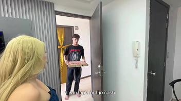 Le Doy Una Rica Follada Al Repartidor De Pizza Por Parte De Pago Y Le Saco Toda Su Rica Leche.