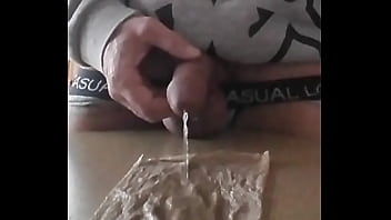 Je Pisse Et Me Branle Avec Ma Pisse,les Couilles Nouées Par Un Lien,