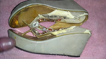 Deslizo Rico Mi Verga Dura, Sobre Sandalias Plataforma Color Beige