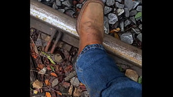 Chulé De Butina Na área No Mato Esperando Uma Muié Ou Um Viadinho Pra Torar... Meter O Pinto Numa Buceta Ou Num Cuzin.. Chulézão No Grau