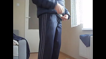 Śliskie Dresy I Kurtka Gay Masturbacja