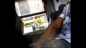 Batendo Uma Gostosa No _nibus