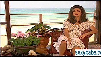 Tanned Superbabe Rubs Herself On Sandy Beach