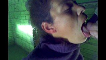 Puta Novinha Da Farrapos Tomando Gozada Na Boca