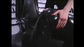 Soumise Fille Femme Cuir Botte Latex Dominatrice Chaude Fouet