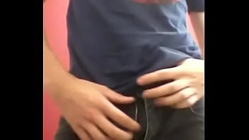 Punhetando No Banheiro Do Trampo