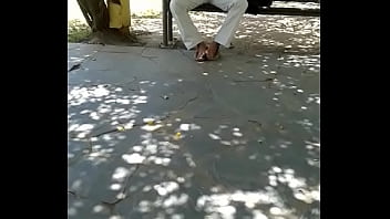 Señor Muestra El Bulto En La Plaza