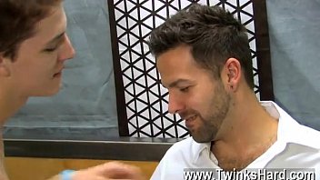 Twinks Xxx Dylan Deepthroats His ' Bone Before Preston Tries To