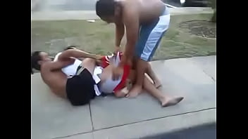 Safadinhos.net - Tirando A Roupa Do Amigo Na Rua