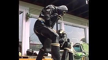 Roxina2007fetishrubbersluout280404xl