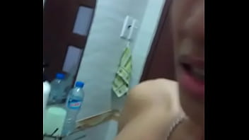 Gay bình t_n số lọ trong tolet