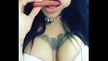 Kim Kaoz Comiendo Una Salchicha_