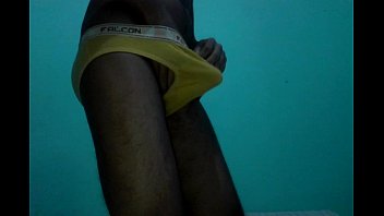 11 - Punhetando E Gozando